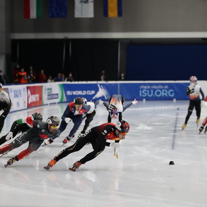 Prueba de relevo mixto de patinaje de velocidad en pista corta