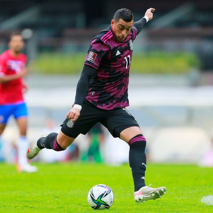 El mexicano Rogelio Funes Mori controla el balón durante el partido con Costa Rica, disputado en enero de 2022 por las eliminatorias a Qatar 2022.