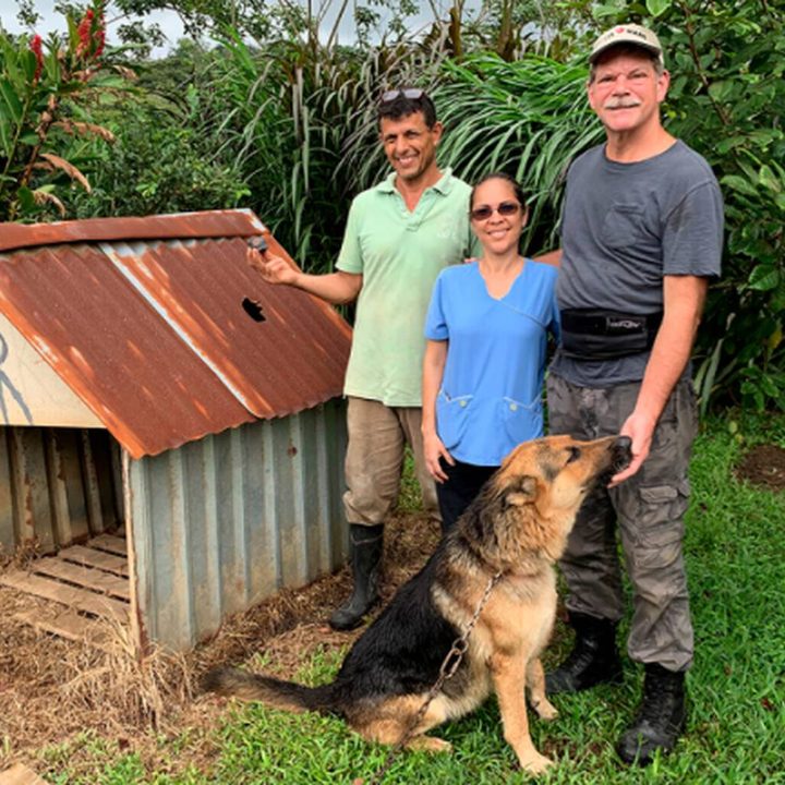 Una familia posa al lado de una casa de perro que fue golpeada por un meteorito.