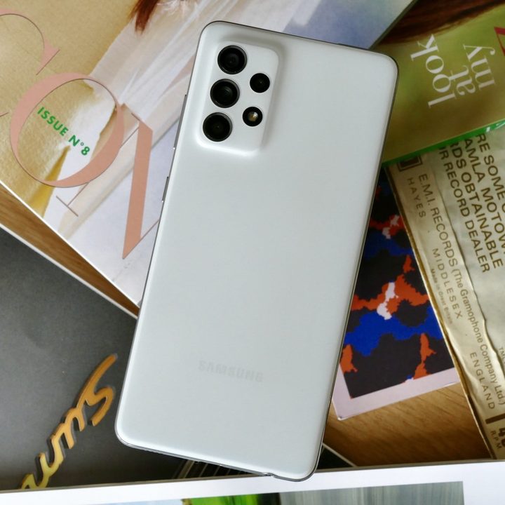 Una mujer hace una llamada con un teléfono Samsung Galaxy A52 5G.