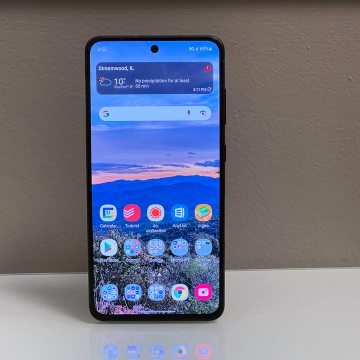 Una mano sostiene un teléfono Samsung Galaxy S21 FE.