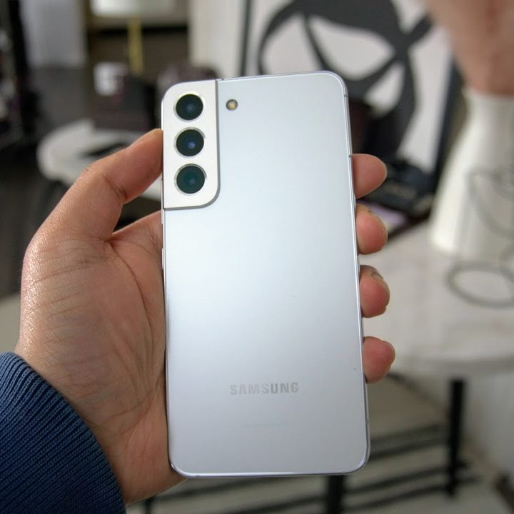 Vista posterior del Galaxy S22 Plus