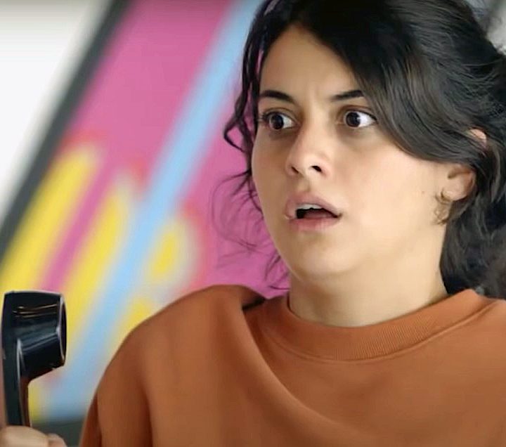 Escena de la serie Single Drunk Female en Hulu.