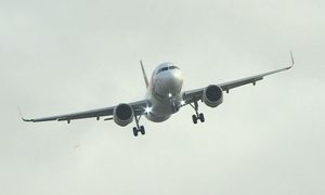 Un avión intenta aterrizar en medio de la tormenta Eunice.