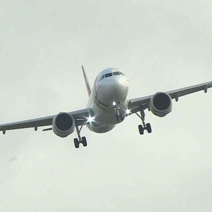 Un avión intenta aterrizar en medio de la tormenta Eunice.