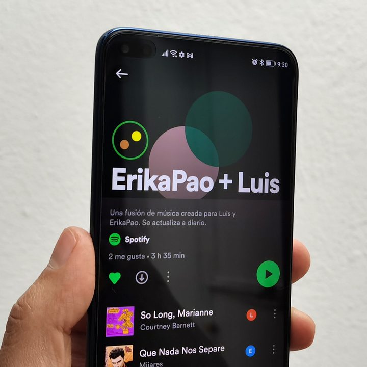 Teléfono con la aplicación Spotify en pantalla.