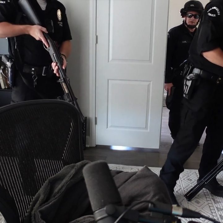 La streamer Alexandra Macpherson, conocida por transmitir en Twitch el videojuego Hearthstone, fue arrestada luego de que un comando SWAT irrumpió en su casa.