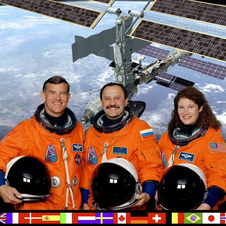 Los astronautas James Voss y Susan Helms (ubicado en los extremos) protagonizaron la caminata espacial más larga de la historia.