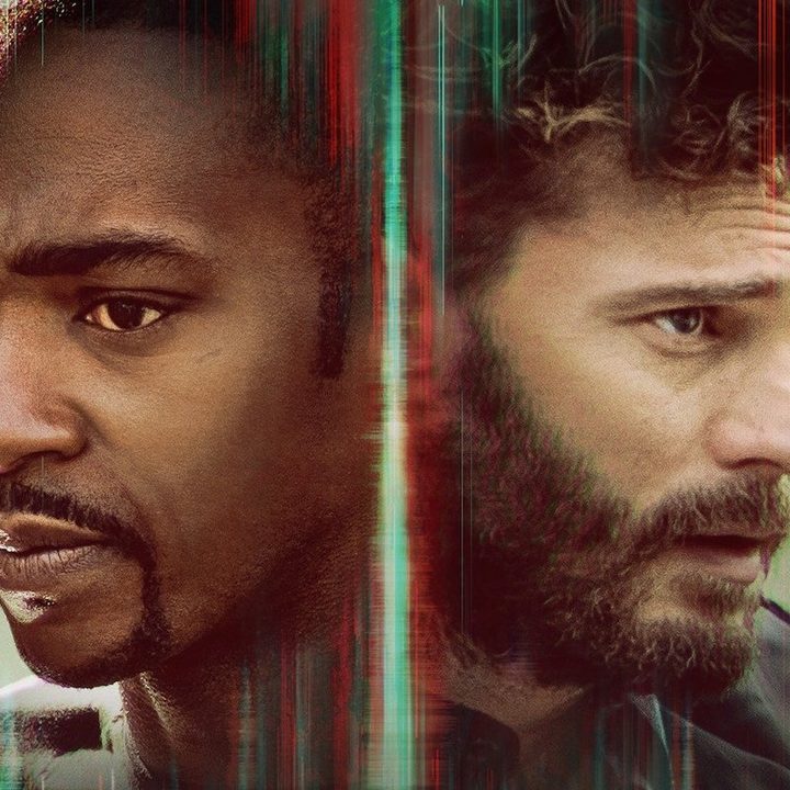 Anthony Mackie y Jamie Dornan en el póster promocional de "Syncronic" (2020).