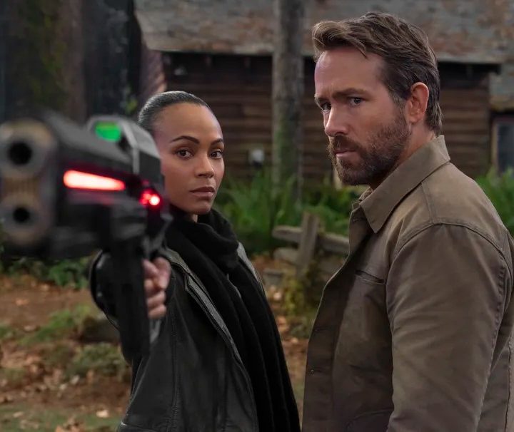 Zoe Saldana y Ryan Reynolds en The Adam Project