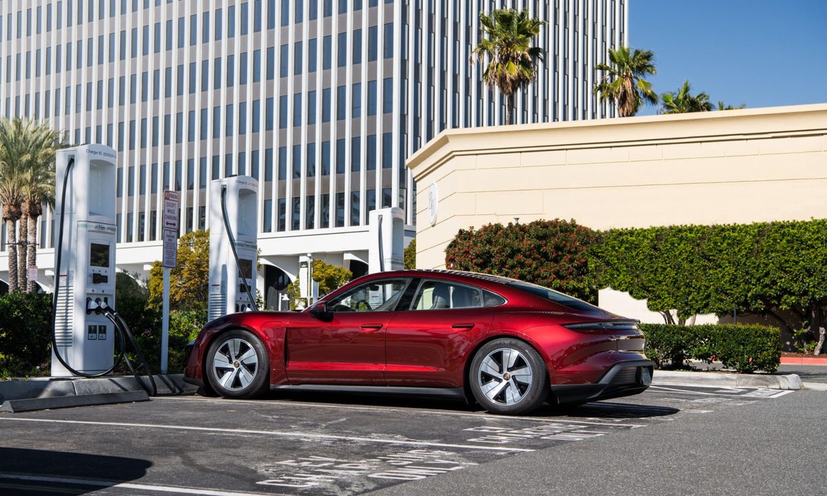 Un Porsche Taycan rompe el récord Guinness del tiempo de carga más corto para un auto eléctrico, que viajó de costa a costa en un viaje de LA a NY.