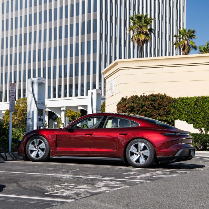 Un Porsche Taycan rompe el récord Guinness del tiempo de carga más corto para un auto eléctrico, que viajó de costa a costa en un viaje de LA a NY.