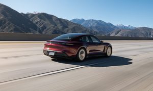 Un Porsche Taycan rompe el récord Guinness del tiempo de carga más corto para un auto eléctrico, que viajó de costa a costa en un viaje de LA a NY.