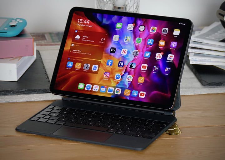 Una iPad Pro sobre una mesa de madera con el Apple Magic Keyboard conectado.