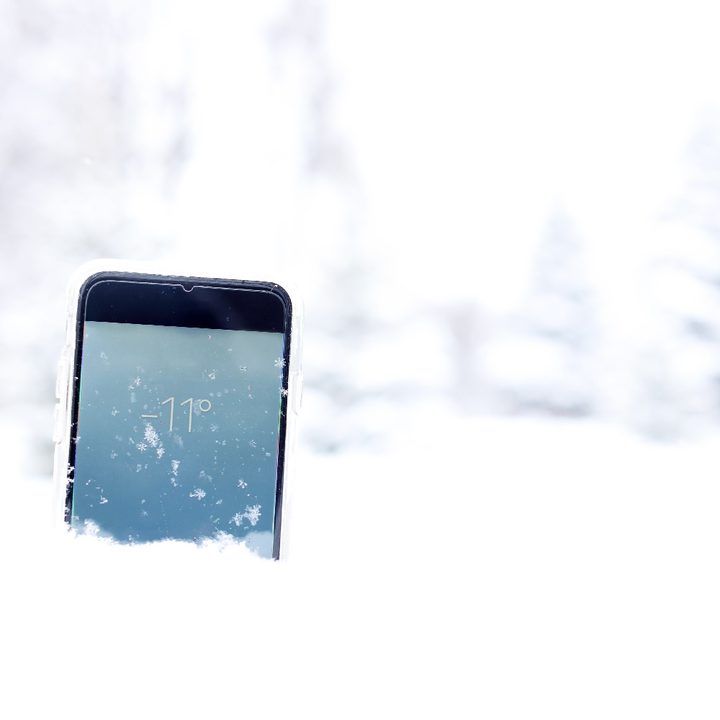 Un teléfono enterrado bajo la nieve