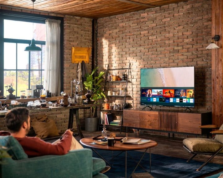 Un hombre mira el televisor Samsung 4K Clase 7 de 43 pulgadas.