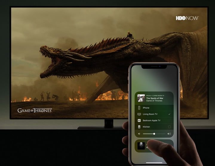 Una persona con un iPhone para transmitir en un televisor Samsung atraves de AirPlay 2.