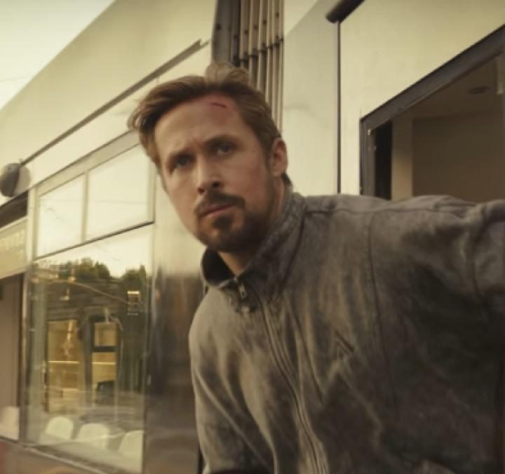 Ryan Gosling en una escena de The Gray Man de Netflix.
