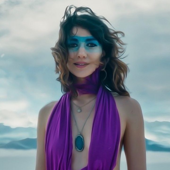 Sheila Vand en una escena de "The Wave" (2019).