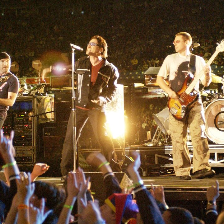 U2 en su presentación en el entretiempo del Super Bowl 2002.