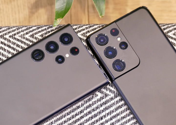 Un Galaxy S22 Ultra y un Galaxy S21 Ultra mostrando sus módulos de cámaras.