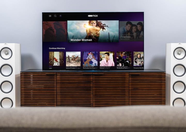 Un televisor sobre una consola con un home theater.