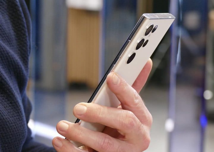 Una persona con un Galaxy S22 Ultra en color blanco en su mano.