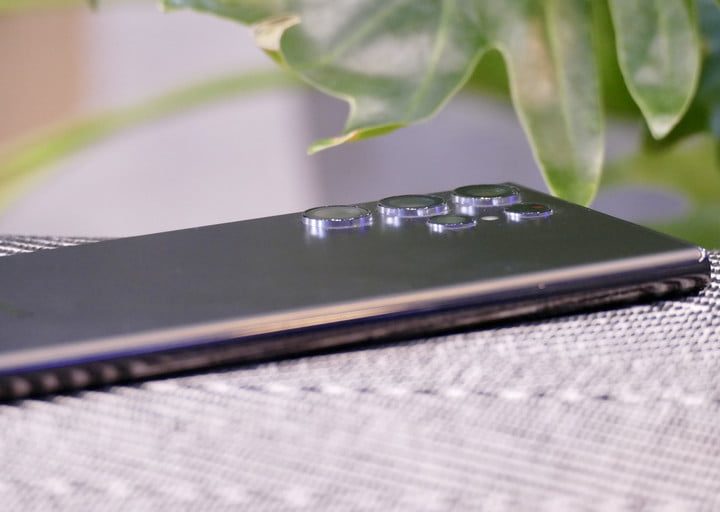 Vista posterior de un Galaxy S22 Ultra mostrando sus cámaras.