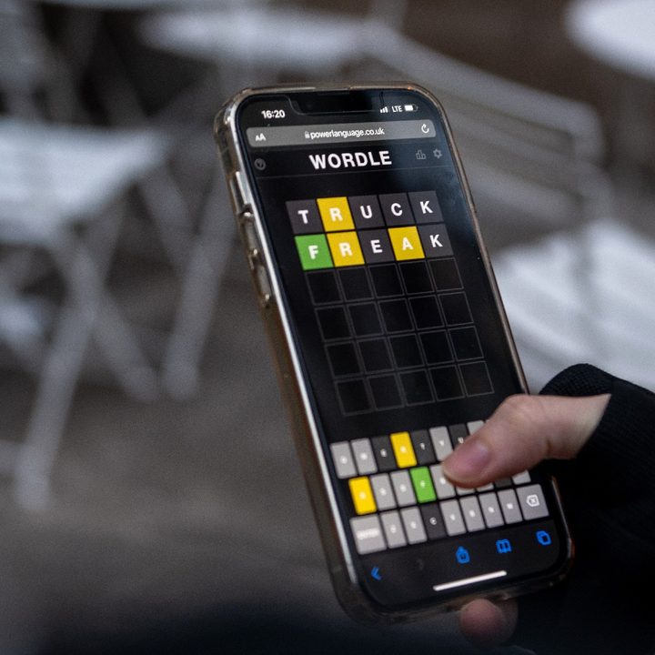 Una persona usa Wordle en iPhone