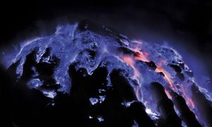 kawah ijen volcan expulsa rios fuego azul volc  n
