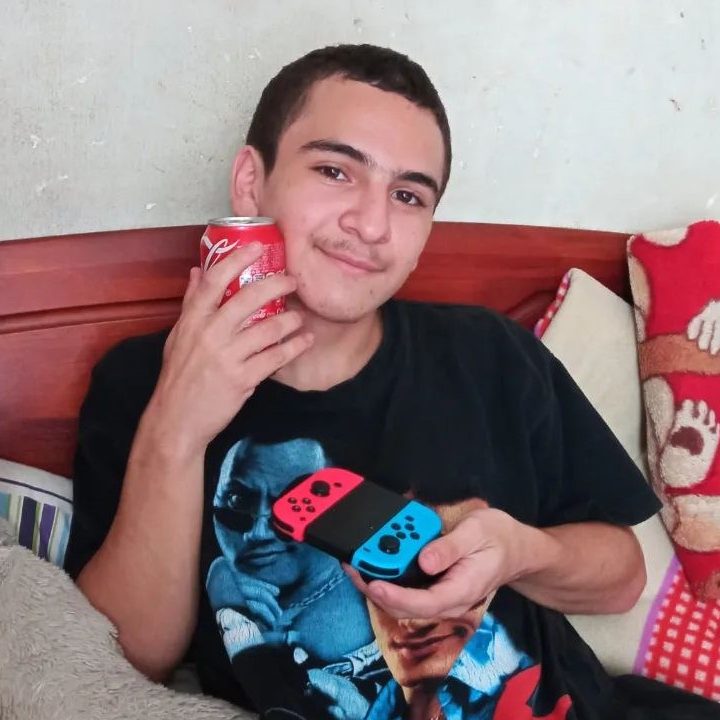 Joven convirtió media tonelada de latas en una Nintendo Switch