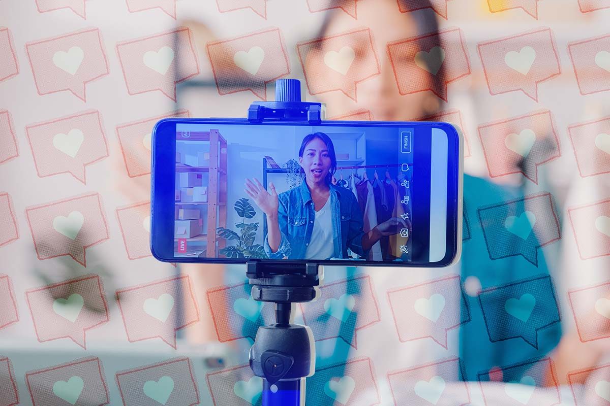 Una mujer realizando una transmisión en vivo desde su celular.