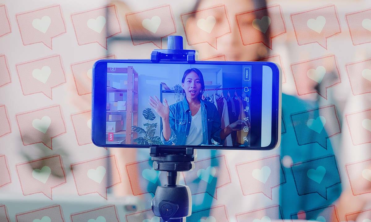 Una mujer realizando una transmisión en vivo desde su celular.