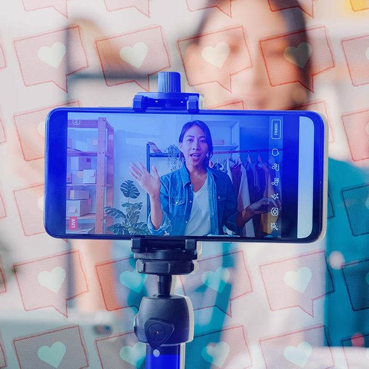 Una mujer realizando una transmisión en vivo desde su celular.