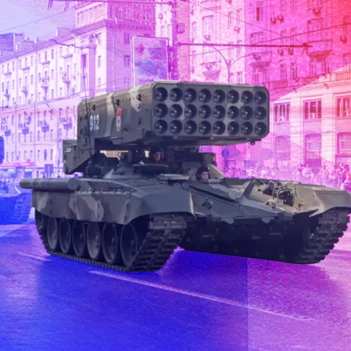 Un vehículo lanzacohetes TOS-1 Buratino exhibido en Moscú, Rusia.