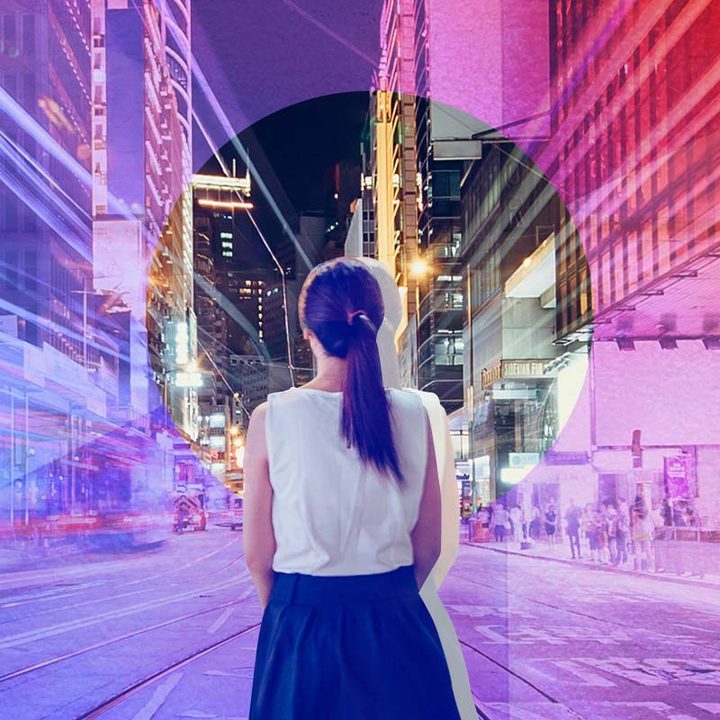 Una mujer sola en medio de una calle.