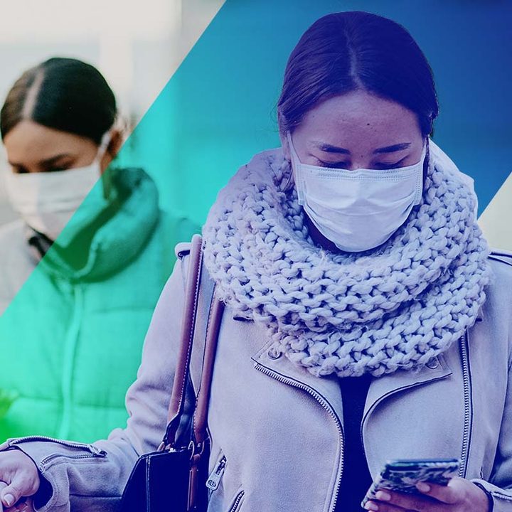 Mujeres utilizando su celular.