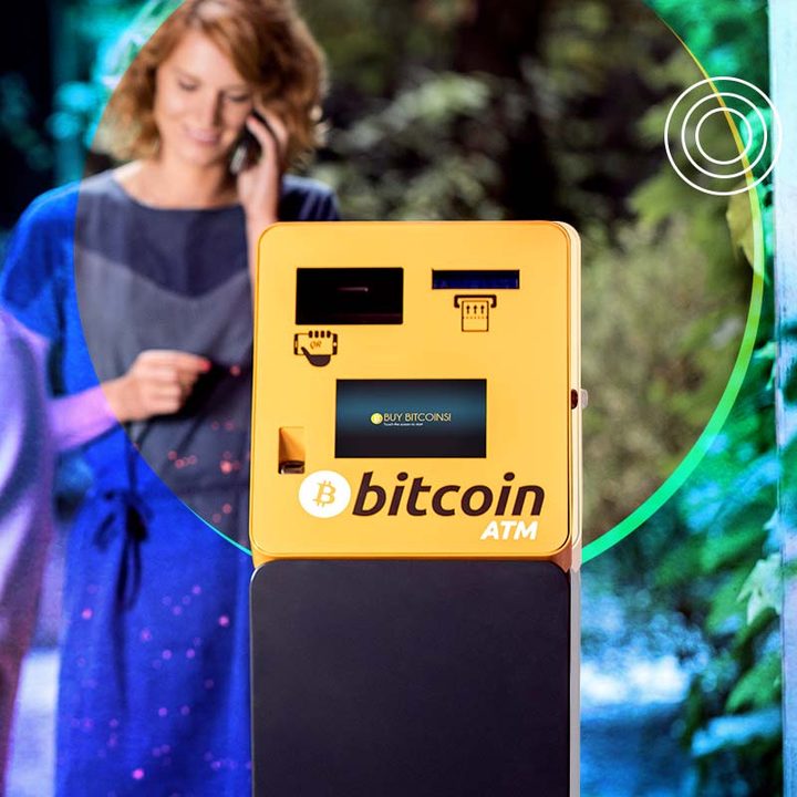 Un cajero de Bitcoin y una mujer hablando por celular en el fondo.