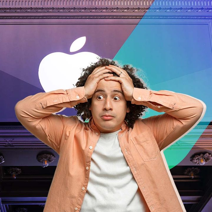 Una persona sorprendida sobre el logo de Apple.