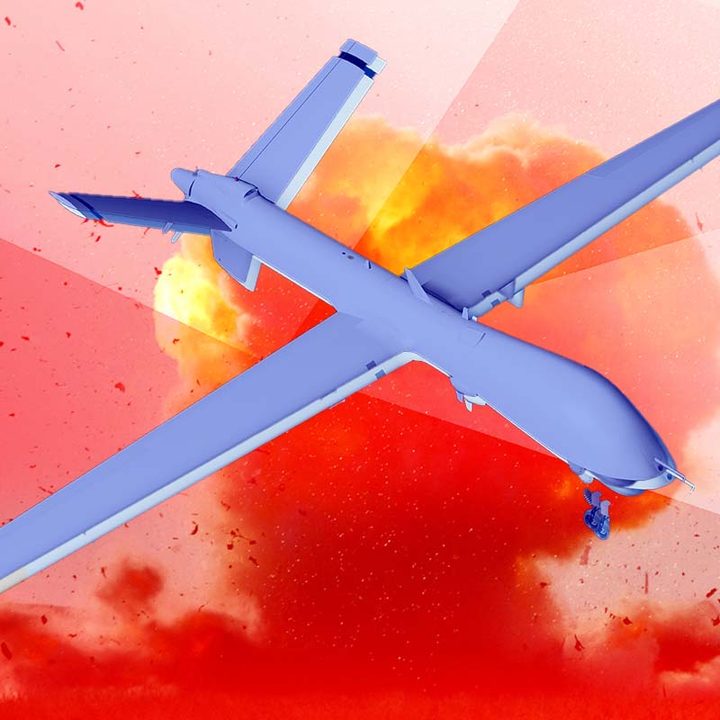 Un "dron suicida" ruso sobre una imagen de una explosión.