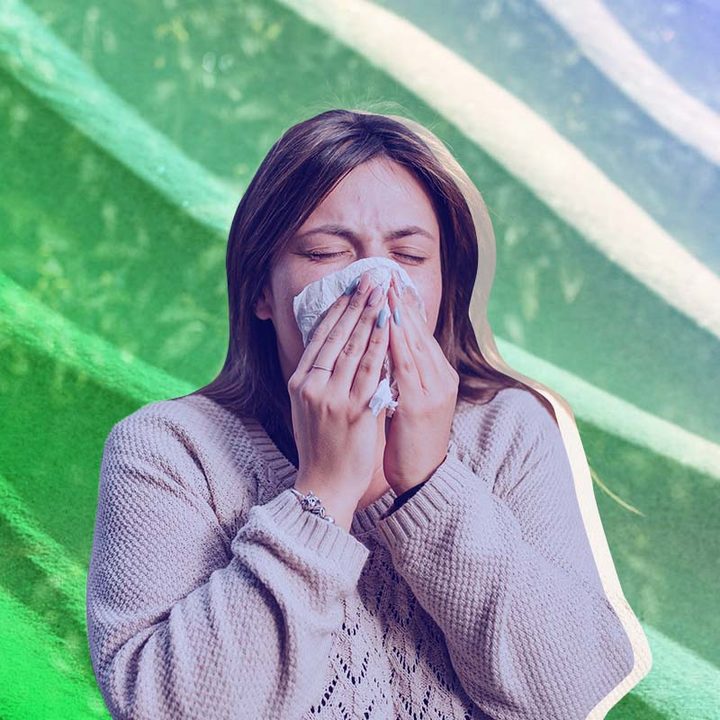 Una persona estornudando a raíz de la alergia de primavera.