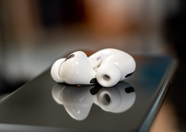 Auriculares Apple AirPods Pro sobre una superficie gris brillante.