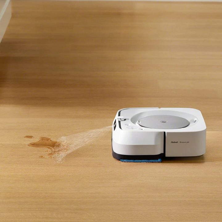 Aspiradora Braava jet m6 en funcionamiento.