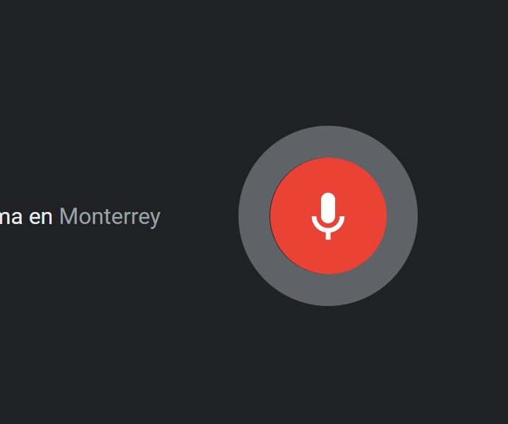 Búsqueda por voz de Google Chrome en la que aparece el gran icono rojo y blanco del micrófono.