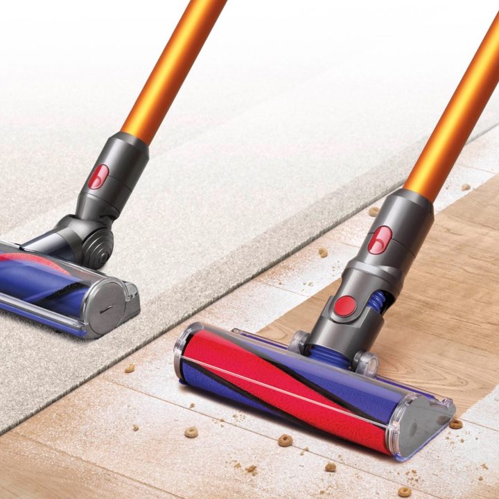 Aspiradora Dyson V8 Fluffy en funcionamiento.