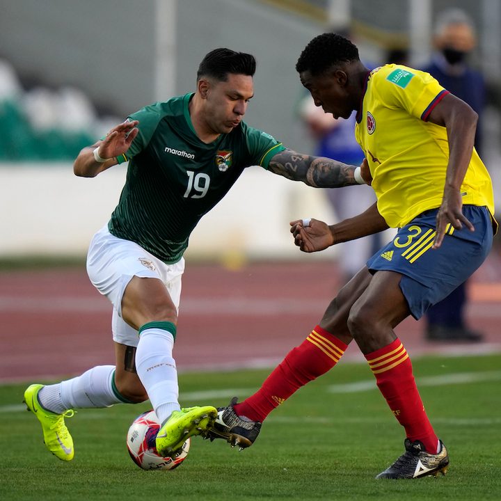 El boliviano Carmelo Algarañaz disputa el balón con el colombiano Oscar Murillo.