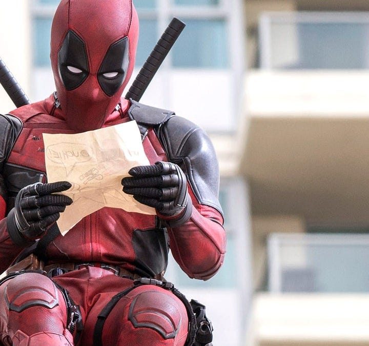 El personaje Deadpool lee una carta