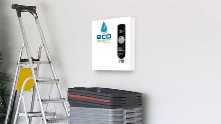 El EcoSmart ECO 27 Electric Water Heater instalado en la pared junto a una escalera.
