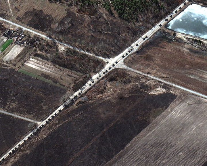 Una imagen satelital muestra cómo avanzan las tropas rusas en Ucrania.