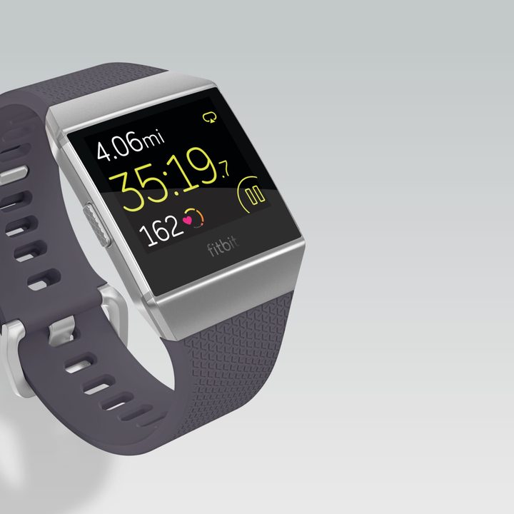 El smartwatch Iconic de la compañía Fitbit.